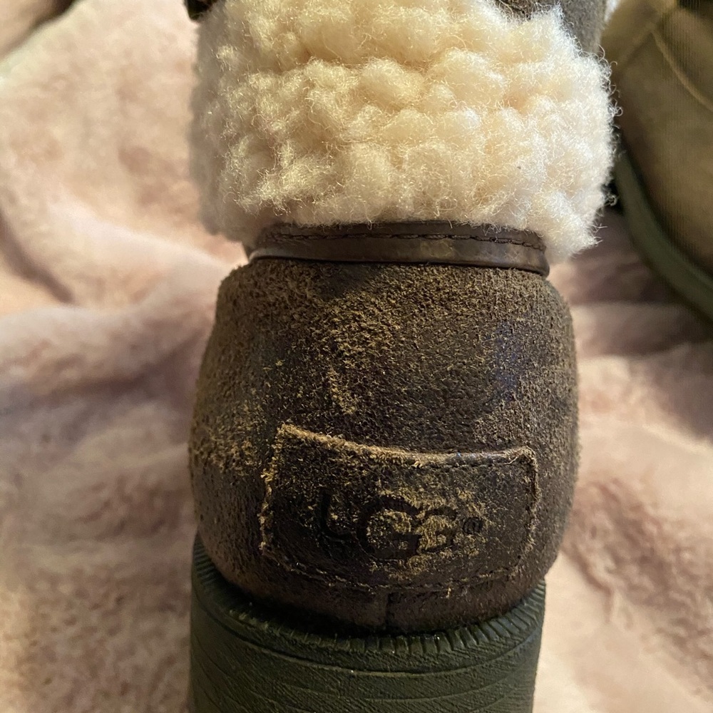 Uggs Size 8 - image 2